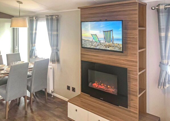 Dining - Spacious and comfortable 12ft-wide caravan with one double with en suite W. (Chapel St Leonards, Skegness)