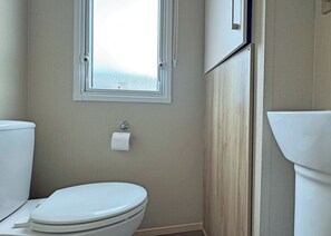 Bathroom - Comfortable caravan with one double and two twin. (Mablethorpe, Skegness)