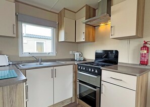 Fridge, oven, stovetop, toaster - Comfortable caravan with one double and two twin. (Mablethorpe, Skegness)