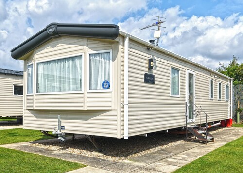 Comfortable caravan with one double and two twin.