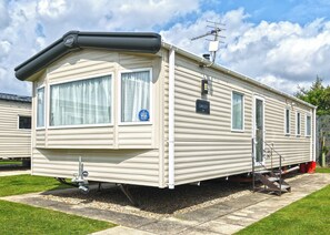 Exterior - Comfortable caravan with one double and two twin. (Mablethorpe, Skegness)