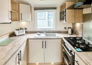 Jääkaappi, uuni, liesi, leivänpaahdin