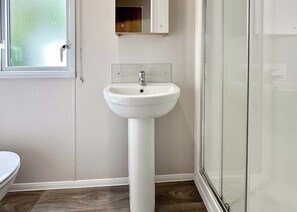 Bathroom - 12ft-wide luxury caravan with one double with en suite shower and one twin. (Nr New Quay, Cardiganshire)