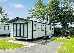 Exterior - 12ft-wide luxury caravan with one double with en suite shower and one twin. (Nr New Quay, Cardiganshire)