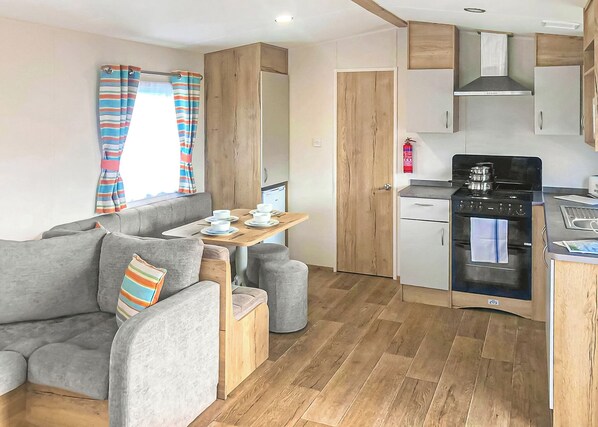 Fridge, oven, stovetop, toaster - Caravan with one double and two twin. (Chapel St Leonards, Skegness)