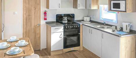 Frigorifero, forno, piano cottura, tostapane