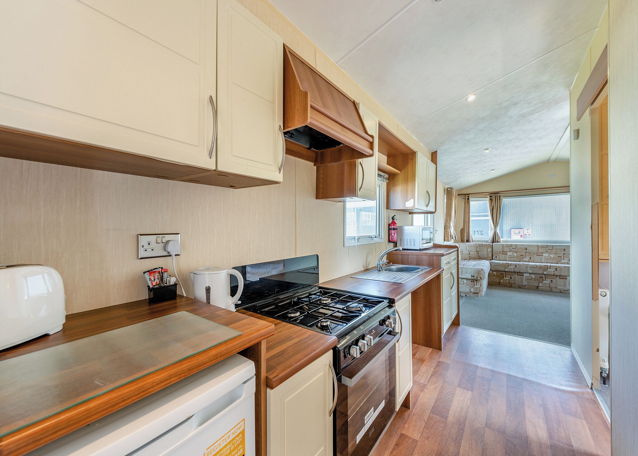 Réfrigérateur, four, plaque de cuisson, grille-pain