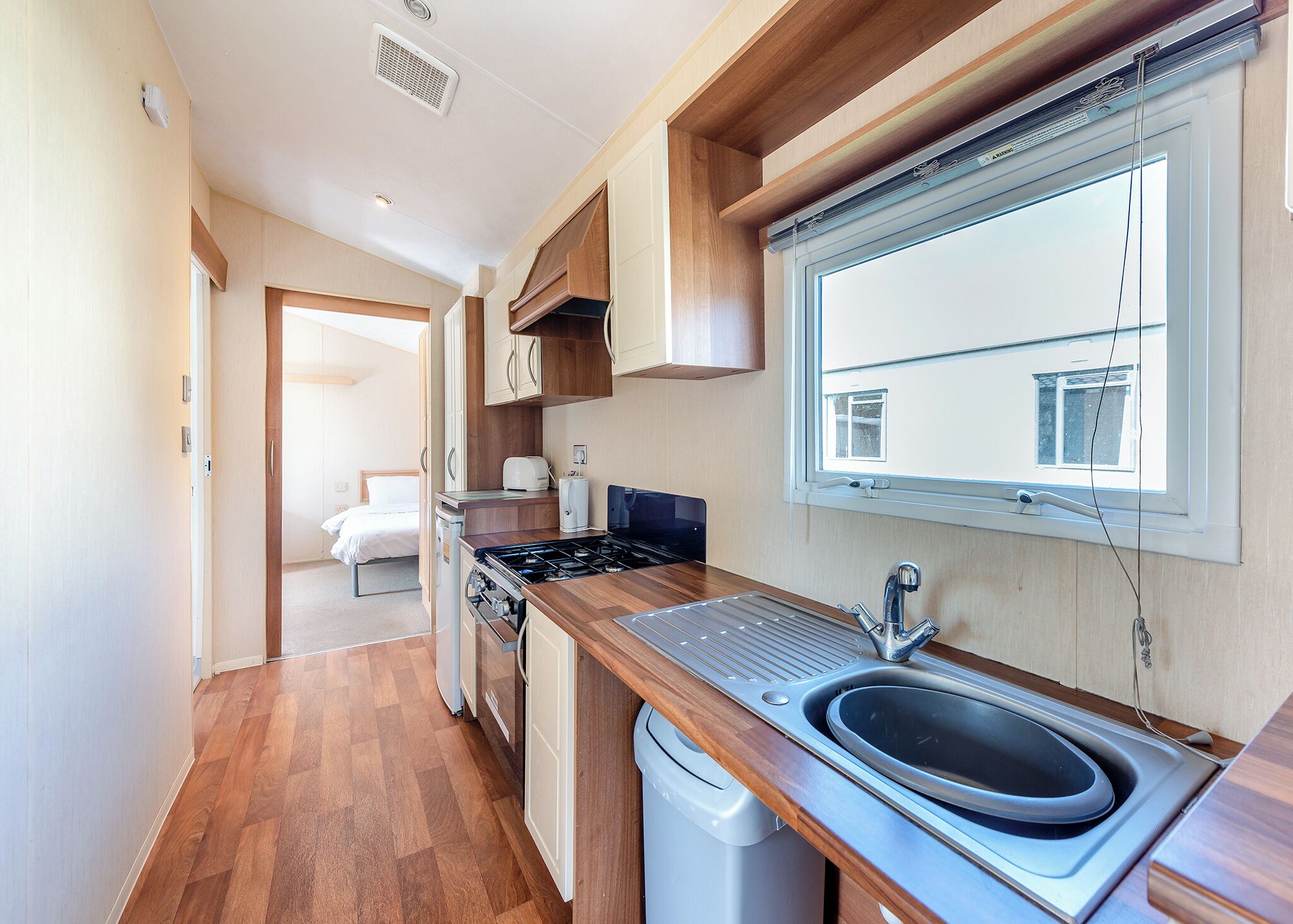 Réfrigérateur, four, plaque de cuisson, grille-pain