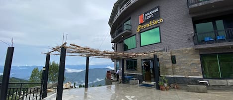 A hotel named Orange Loft with a view of mountains.