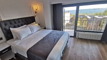 KALE VE DENIZ MANZARALI BALKONLU CIFT KISILIK ODA | Bettwäsche aus ägyptischer Baumwolle, hochwertige Bettwaren, Minibar