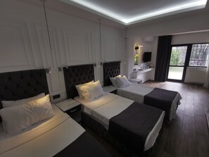 Family Room with Private Garden ( Underground Floor) | Sábanas de algodón egipcio, ropa de cama de alta calidad, minibar