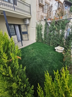 Family Room with Private Garden ( Underground Floor) | إطلالة على الحديقة