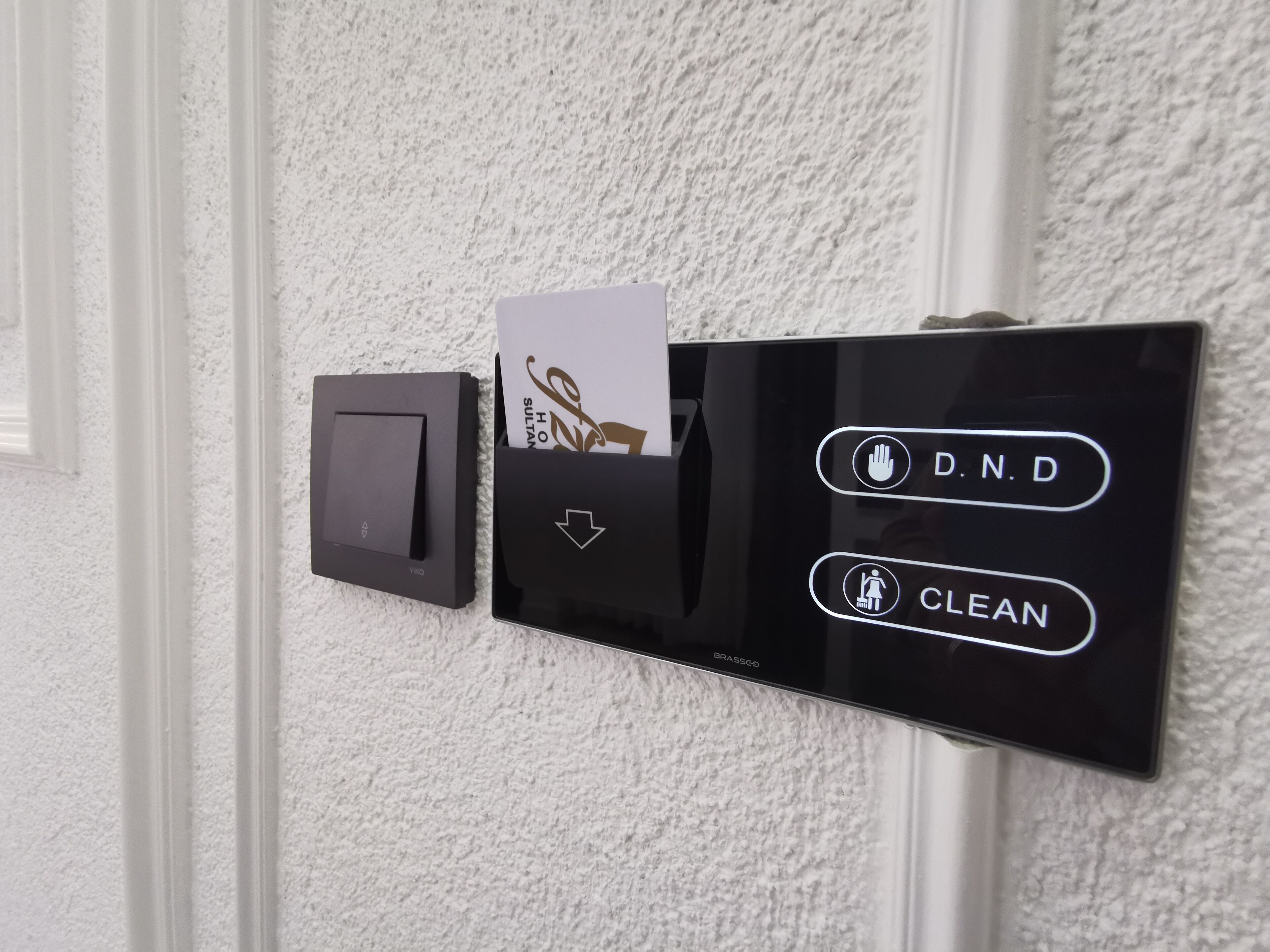 A wall-mounted intercom system with a card slot and two buttons labeled "D.N.D" and "CLEAN".