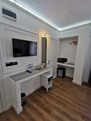 STANDART UC KISILIK ODA | Bathroom | Shower, free toiletries, hair dryer, slippers - HOTEL EFZEN (Istanbul)