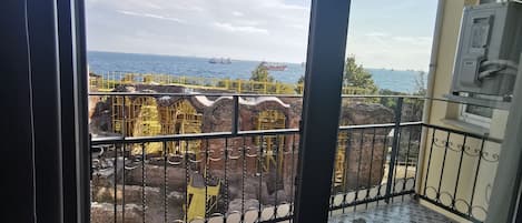 KALE VE DENIZ MANZARALI BALKONLU CIFT KISILIK ODA | Vue de la chambre
