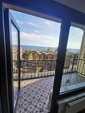 KALE VE DENIZ MANZARALI BALKONLU CIFT KISILIK ODA | Vistas desde la habitación
