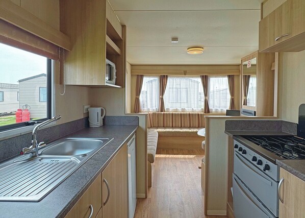 Kjøleskap, ovn, kokeplater og brødrister