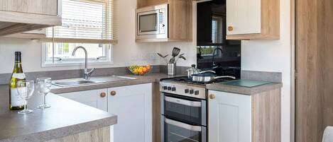 Réfrigérateur, four, plaque de cuisson, grille-pain