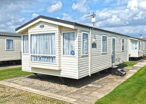 Unclassified image, 4 of 9, button - Comfortable caravan with one double and one twin. (Mablethorpe, Skegness)