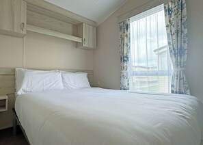 2 bedrooms - Comfortable caravan with one double and one twin. (Mablethorpe, Skegness)