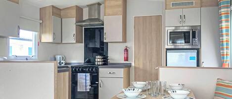 Frigorífico, horno, placa de cocina y tostadora