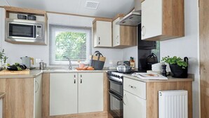 Køleskab, ovn, kogeplade, højstol