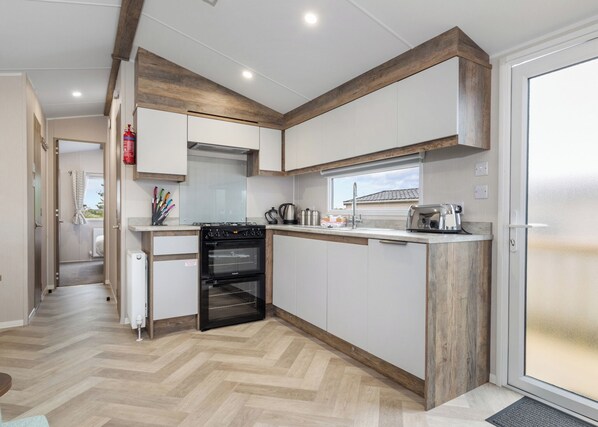 Fridge, oven, stovetop, toaster - Luxurious and contemporary caravan. (Summerhill, Amroth)