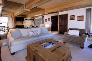 TV, fireplace, offices - First Tracks CB, Slopeside, true ski in/out above kids ski school! (Crested Butte)