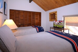 3 bedrooms, iron/ironing board, travel cot, WiFi