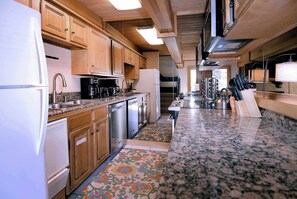 Coffee/tea maker, fridge, microwave, oven - First Tracks CB, Slopeside, true ski in/out above kids ski school! (Crested Butte)