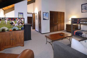 3 bedrooms, iron/ironing board, travel crib, WiFi - First Tracks CB, Slopeside, true ski in/out above kids ski school! (Crested Butte)
