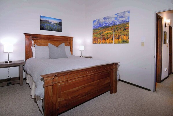 3 bedrooms, iron/ironing board, travel crib, WiFi - First Tracks CB, Slopeside, true ski in/out above kids ski school! (Crested Butte)