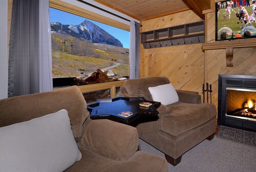 First Tracks CB, Slopeside, true ski in/out above kids ski school!