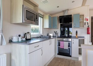 Fridge, oven, stovetop, toaster - 3 bedroom accommodation in Holywell Bay (Holywell Bay)