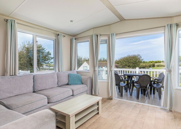 Living area - 3 bedroom accommodation in Holywell Bay (Holywell Bay)