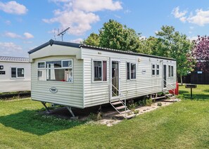 Exterior - Comfortable 12ft-wide caravan with one double and two twin. (Bognor Regis)