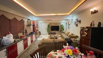 Suite | 2 kamar tidur, ruang kerja ramah laptop, dan Wi-Fi