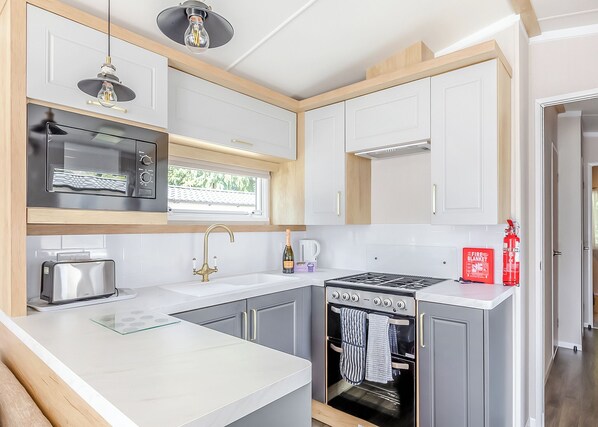 Réfrigérateur, un four, surface de cuisson, grille-pain