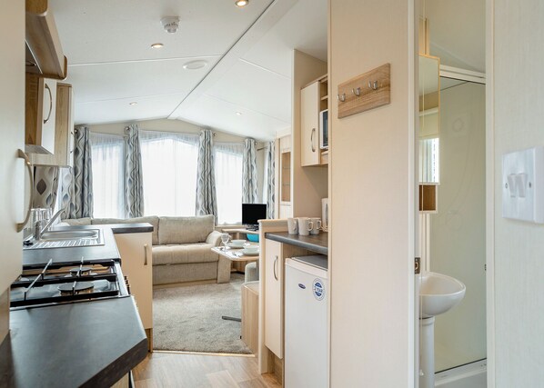 Fridge, oven, stovetop, toaster - Caravan with one double and one twin. (Charmouth)