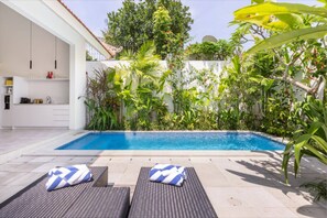 Outdoor pool, sun loungers - Villa Harris (Canggu)
