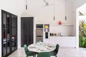 Full-sized fridge, microwave, stovetop, electric kettle - Villa Harris (Canggu)