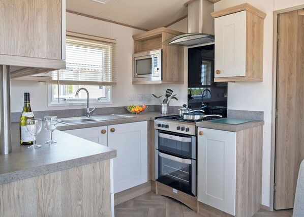 Fridge, oven, stovetop, toaster - 3 bedroom accommodation in Holywell Bay (Holywell Bay)
