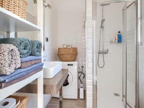Dusche, Haartrockner, Handtücher