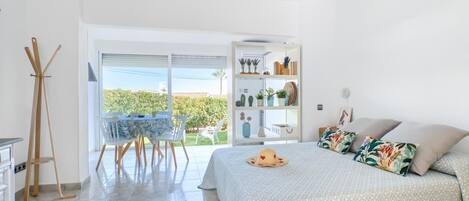 1 habitación, tabla de planchar con plancha, wifi y ropa de cama