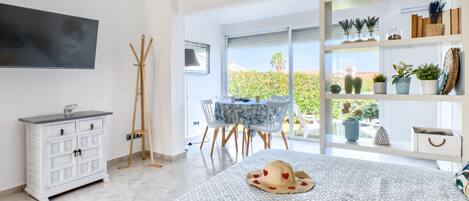 1 dormitorio, tabla de planchar con plancha, wifi y ropa de cama