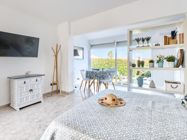 1 slaapkamer, een strijkplank/strijkijzer, wifi, beddengoed