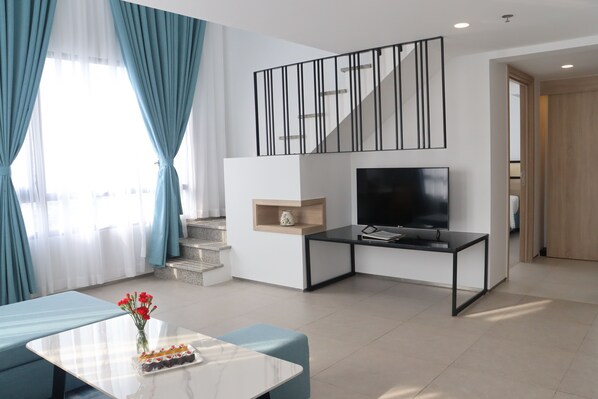 Luxury Penthouse | Living area | 40-inch Smart TV with cable channels, TV