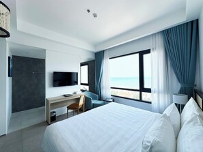 Suite junior, vista al océano | Ropa de cama de alta calidad y artículos del minibar gratis 