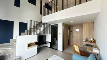 Maisonnette, uitzicht op stad | Luxe beddengoed, een minibar met enkele gratis items