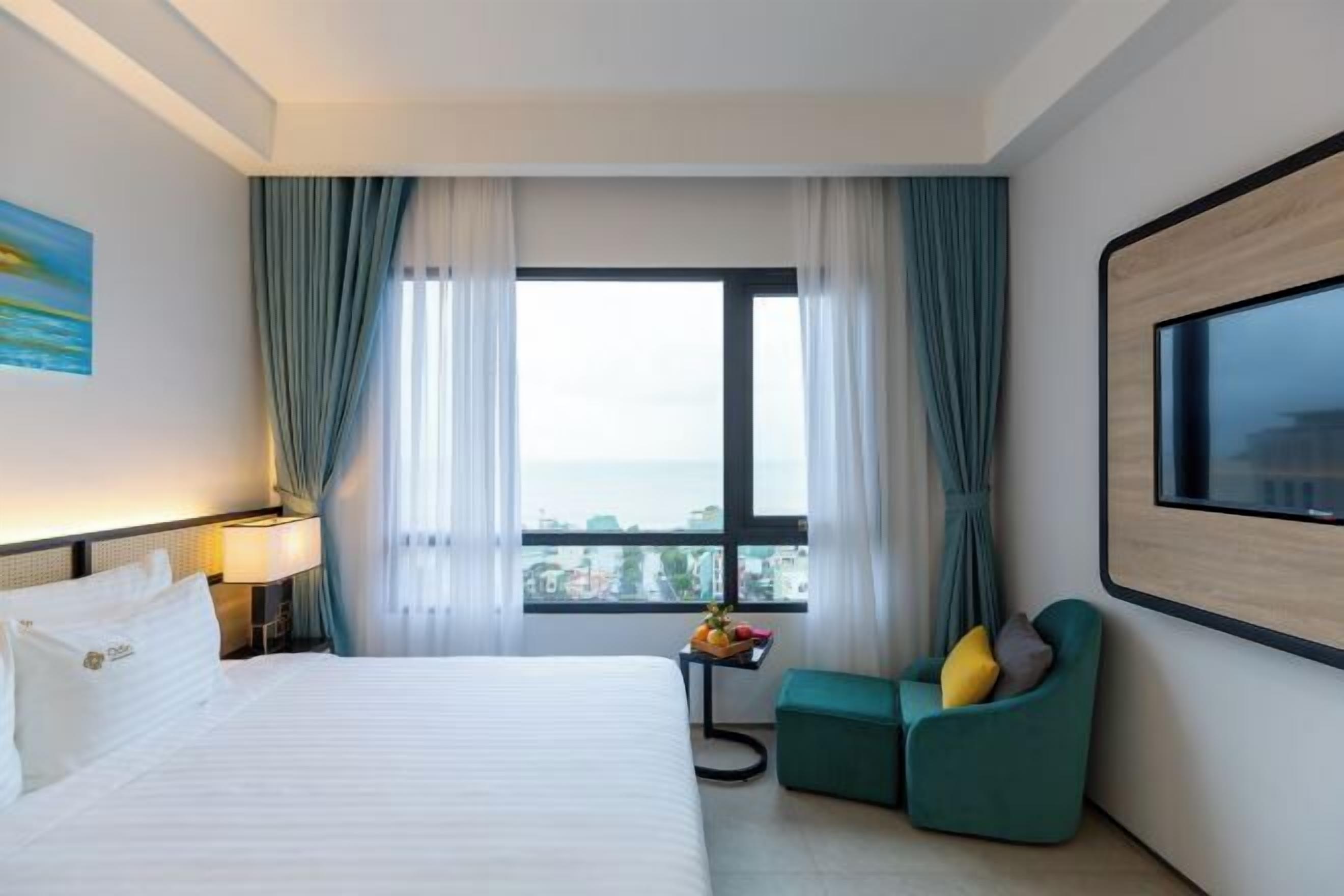 Premium bedding, free minibar items, in-room safe, desk